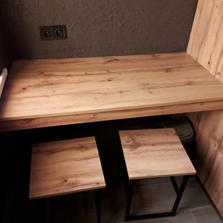 Full House Capsule Hostel Riwne Exterior foto A table made of wood