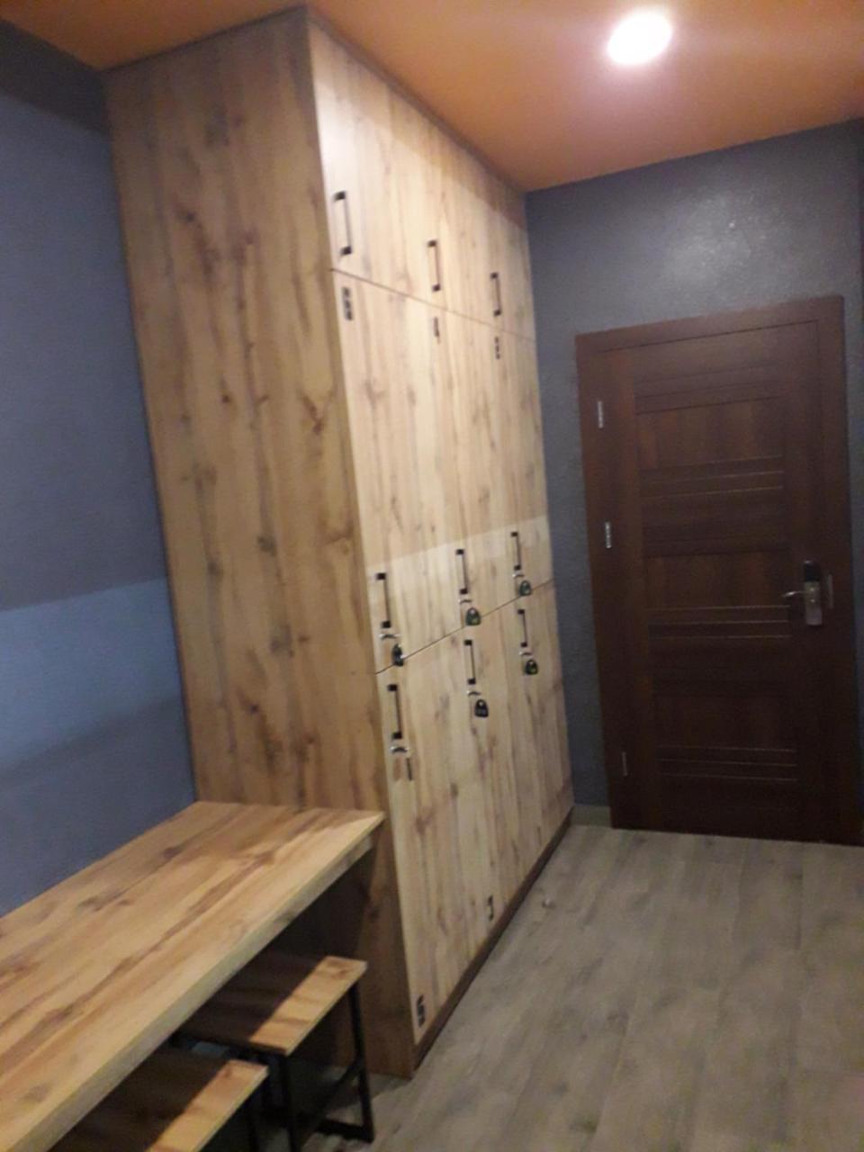 Full House Capsule Hostel Riwne Exterior foto Lockers in a gym