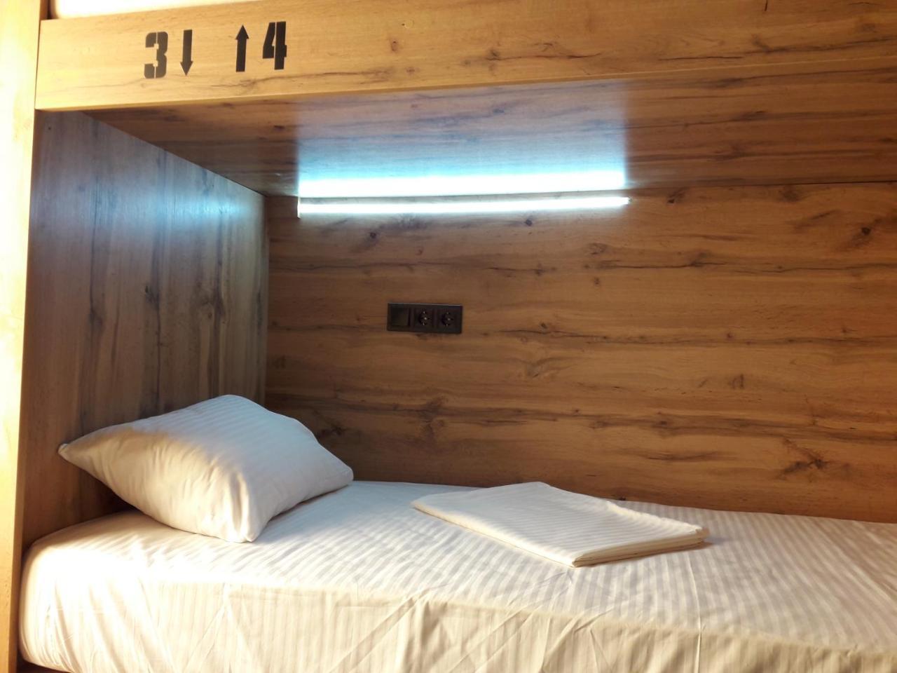 Full House Capsule Hostel Riwne Exterior foto A capsule hotel in Tokyo