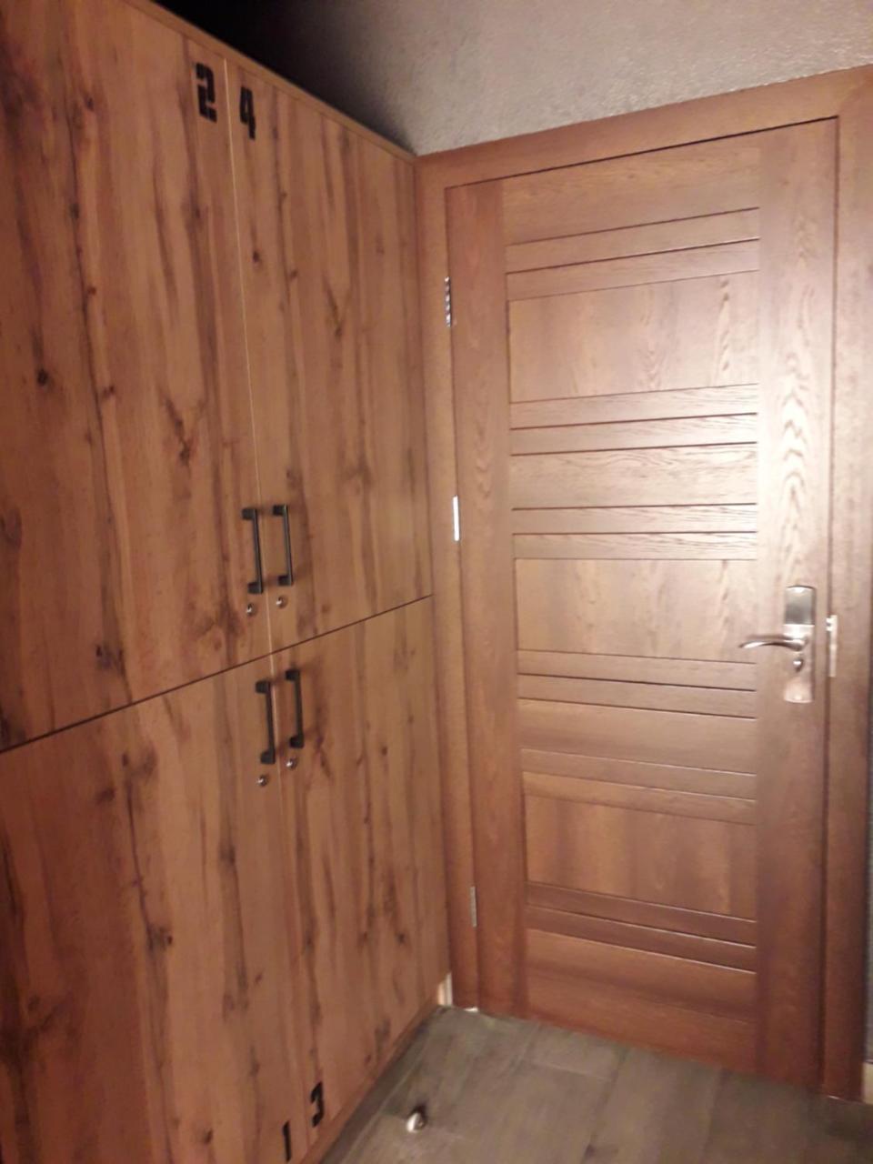 Full House Capsule Hostel Riwne Exterior foto A door with a deadbolt lock