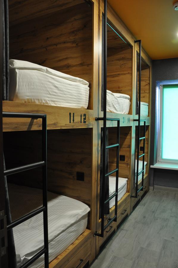 Full House Capsule Hostel Riwne Exterior foto A bunk bed
