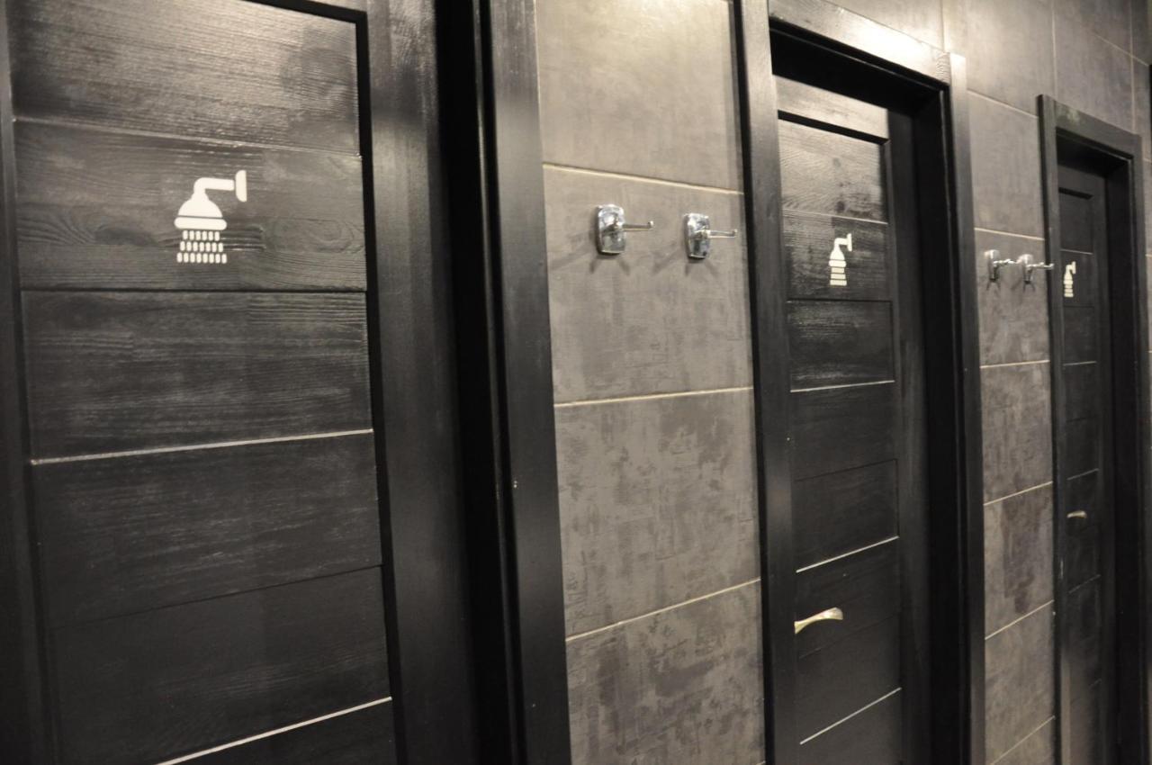 Full House Capsule Hostel Riwne Exterior foto A shower room in a gym