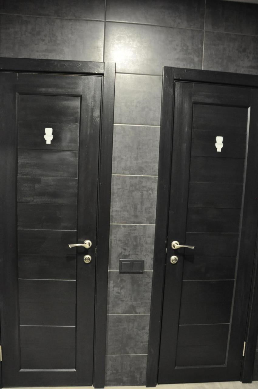 Full House Capsule Hostel Riwne Exterior foto The toilet doors of a train in the Netherlands