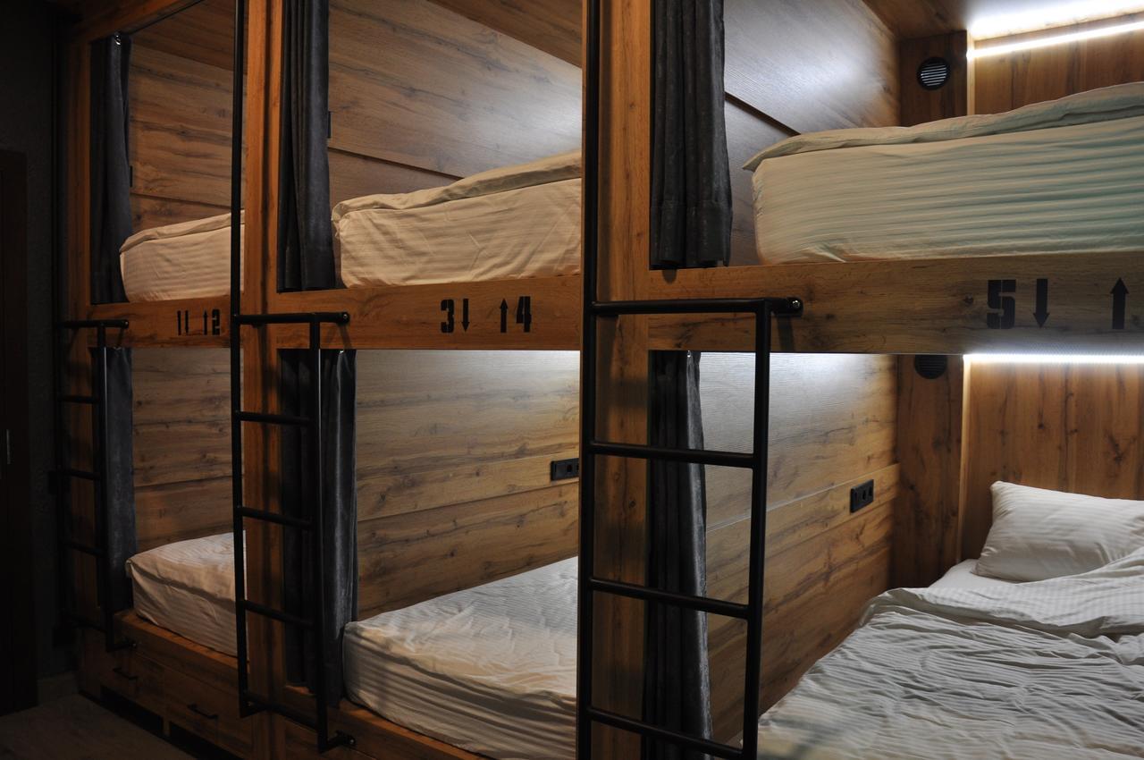 Full House Capsule Hostel Riwne Exterior foto Beds in a capsule hotel