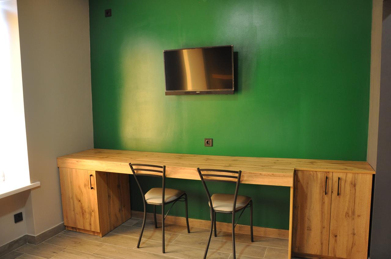 Full House Capsule Hostel Riwne Exterior foto The green room at the station