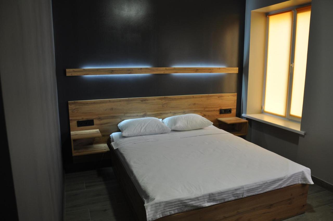 Full House Capsule Hostel Riwne Exterior foto A bedroom