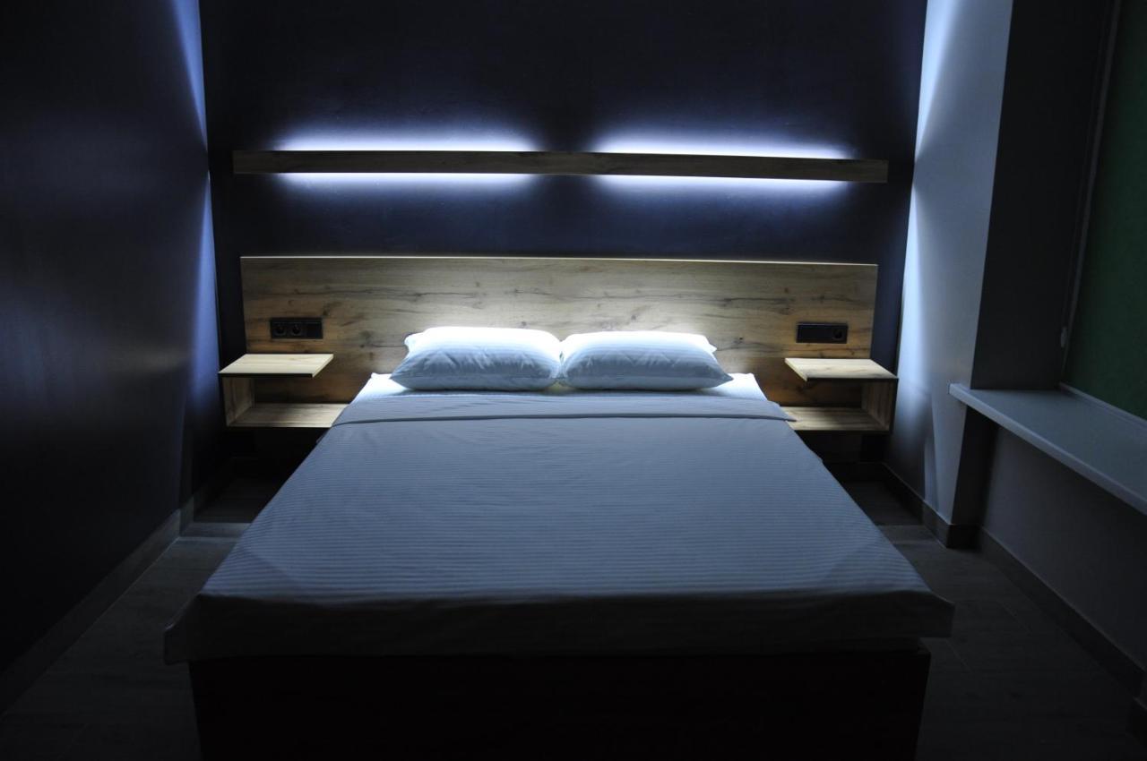 Full House Capsule Hostel Riwne Exterior foto A bedroom