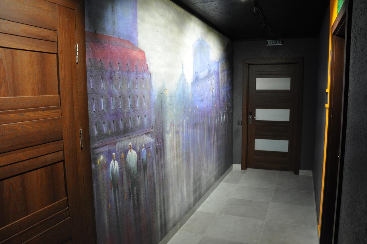 Full House Capsule Hostel Riwne Exterior foto A wall mural in a hotel