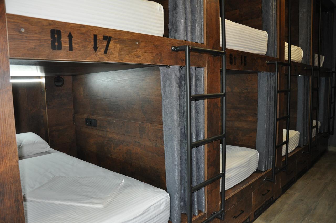 Full House Capsule Hostel Riwne Exterior foto Bunk beds in a hostel