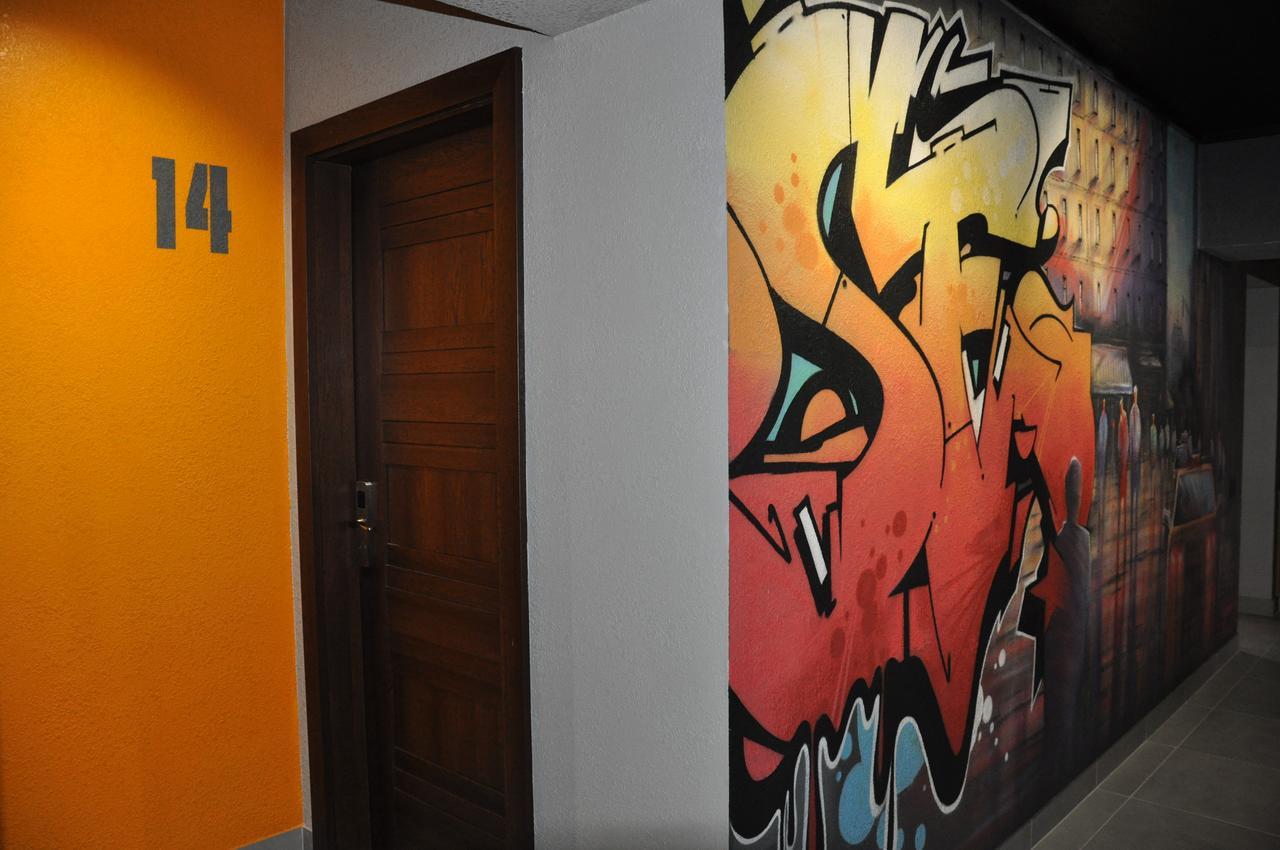 Full House Capsule Hostel Riwne Exterior foto A graffiti-covered wall in a hotel in Warsaw, Poland