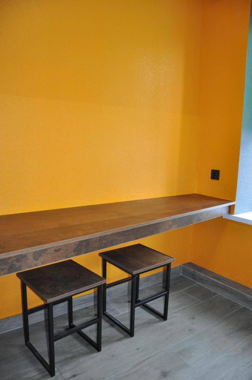 Full House Capsule Hostel Riwne Exterior foto A concrete countertop