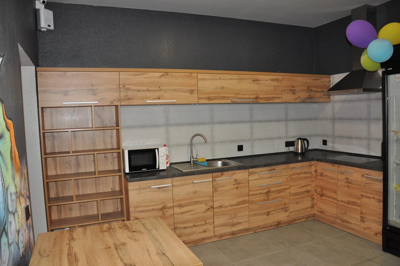 Full House Capsule Hostel Riwne Exterior foto A kitchen designed in Blender