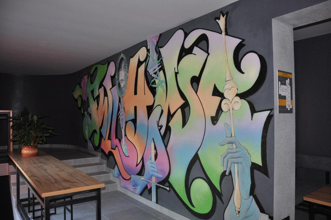 Full House Capsule Hostel Riwne Exterior foto A piece by Aroe