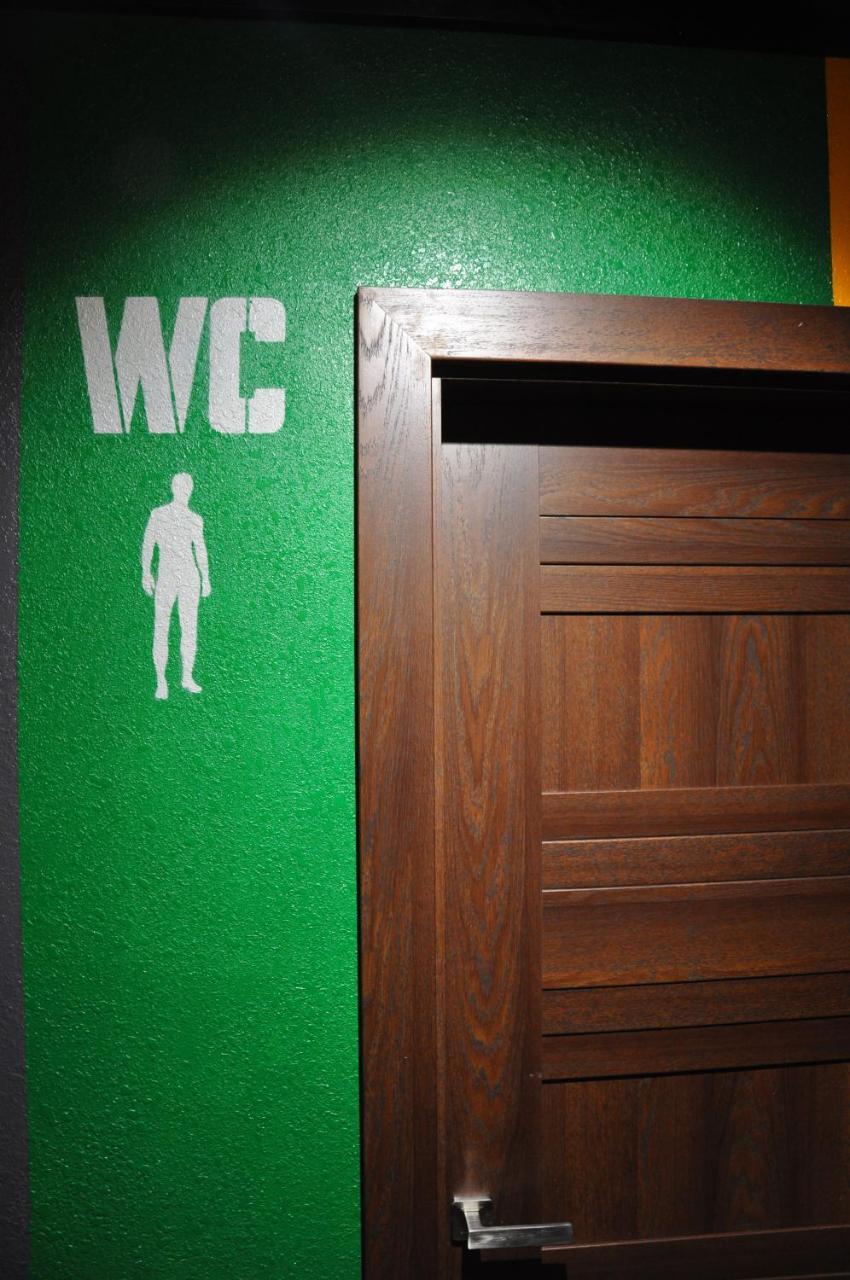 Full House Capsule Hostel Riwne Exterior foto A sign for a men's toilet