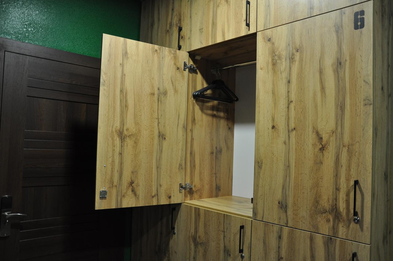 Full House Capsule Hostel Riwne Exterior foto A wooden locker
