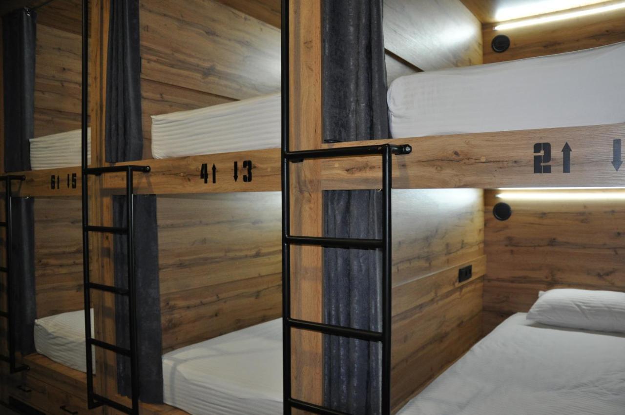 Full House Capsule Hostel Riwne Exterior foto Hostel beds