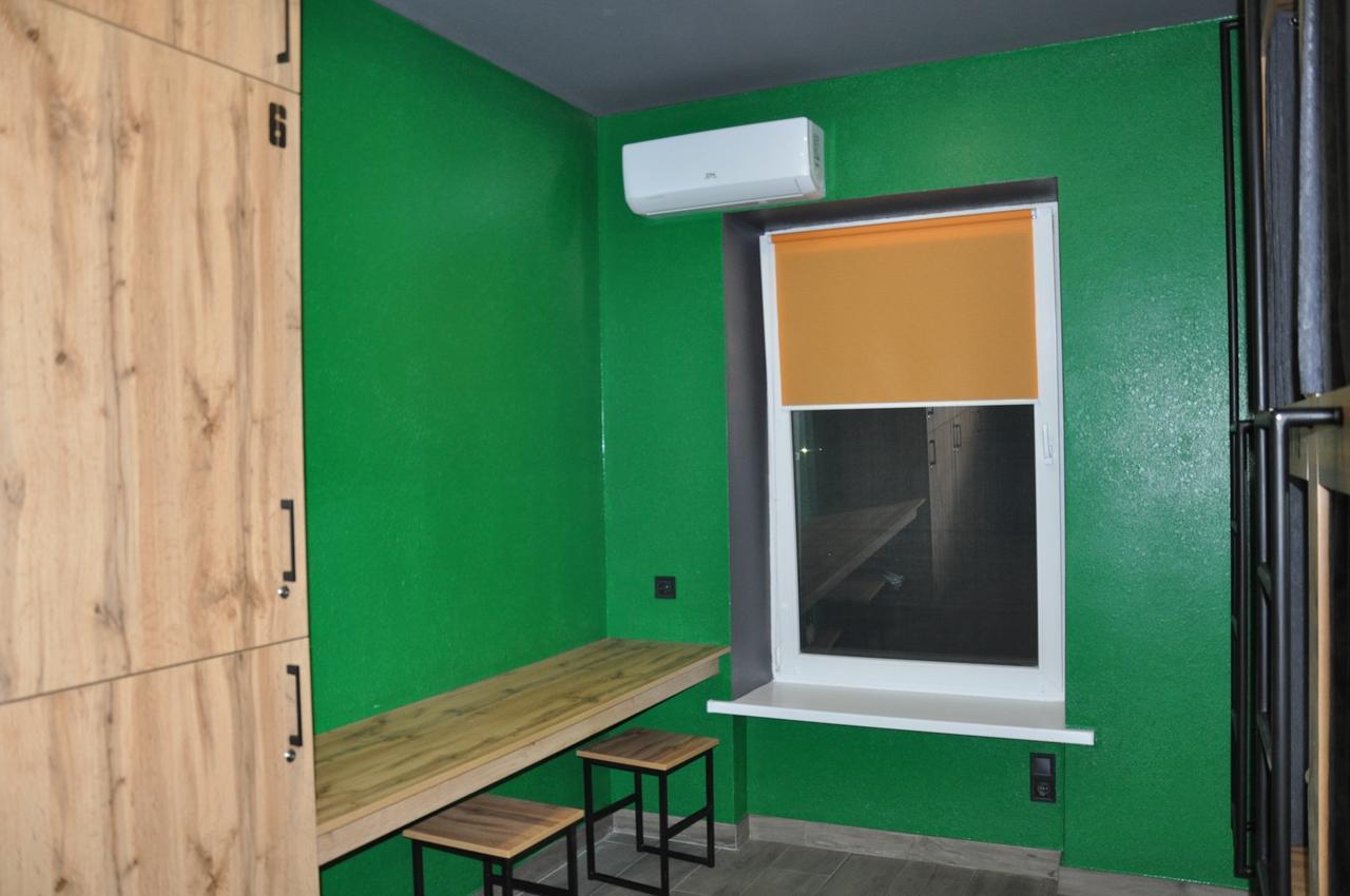 Full House Capsule Hostel Riwne Exterior foto A window with a window screen