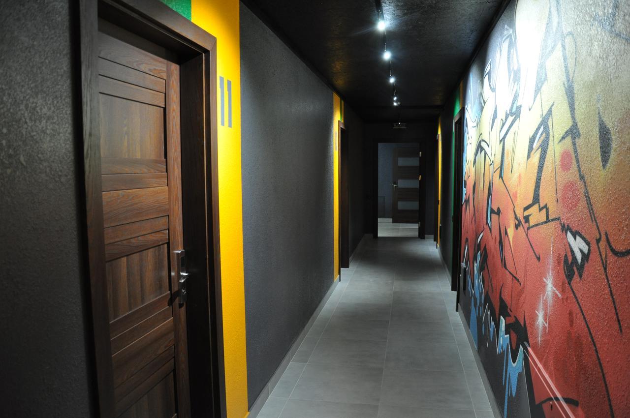 Full House Capsule Hostel Riwne Exterior foto Corridor of the hotel