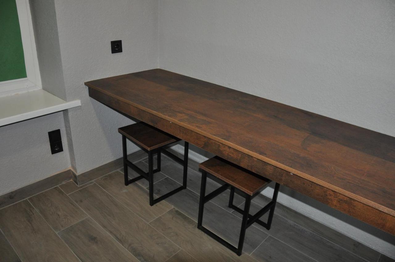 Full House Capsule Hostel Riwne Exterior foto A bar table