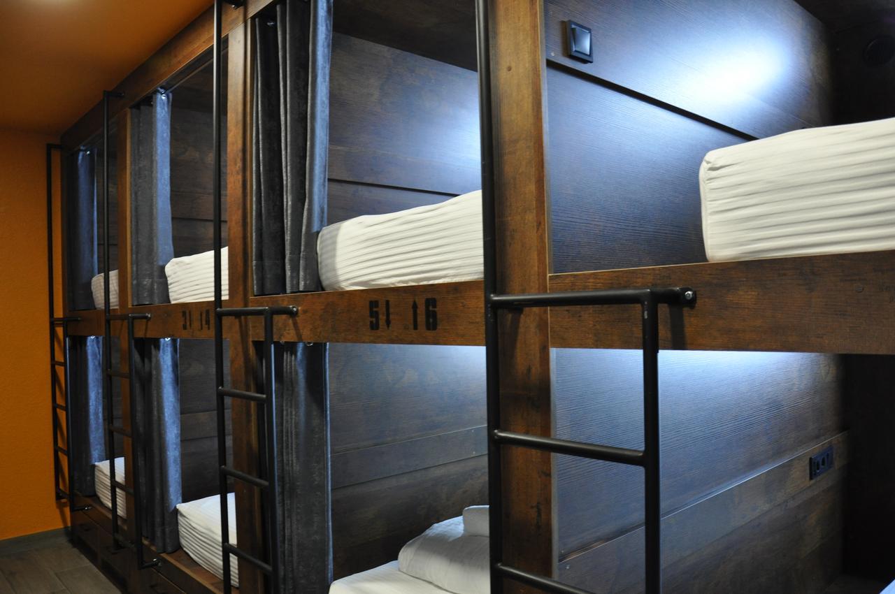 Full House Capsule Hostel Riwne Exterior foto A capsule hotel in Tokyo