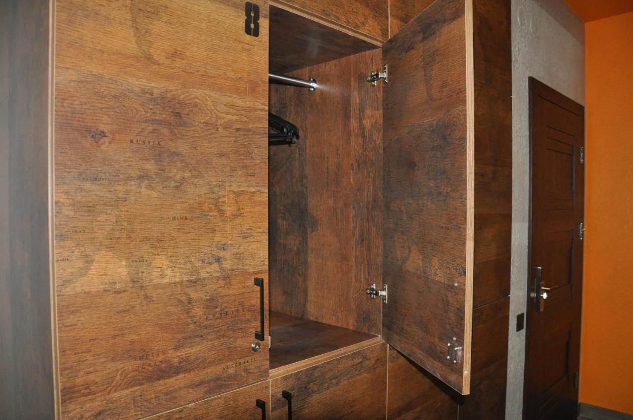 Full House Capsule Hostel Riwne Exterior foto A wardrobe