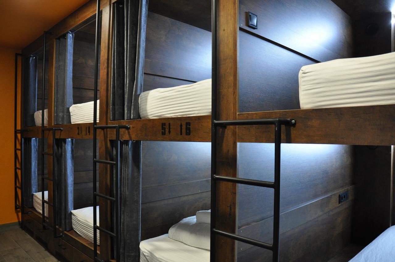 Full House Capsule Hostel Riwne Exterior foto A capsule hotel in Tokyo