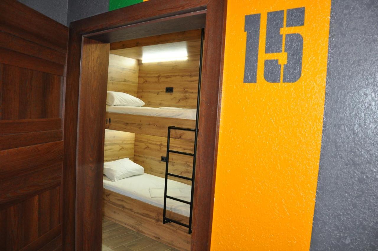 Full House Capsule Hostel Riwne Exterior foto A typical room at the hostel