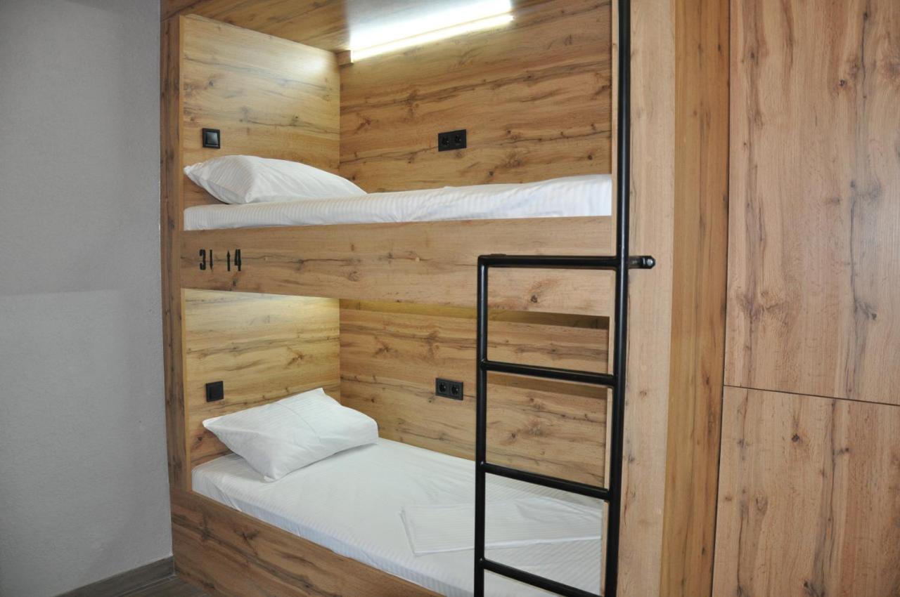 Full House Capsule Hostel Riwne Exterior foto A bunk bed