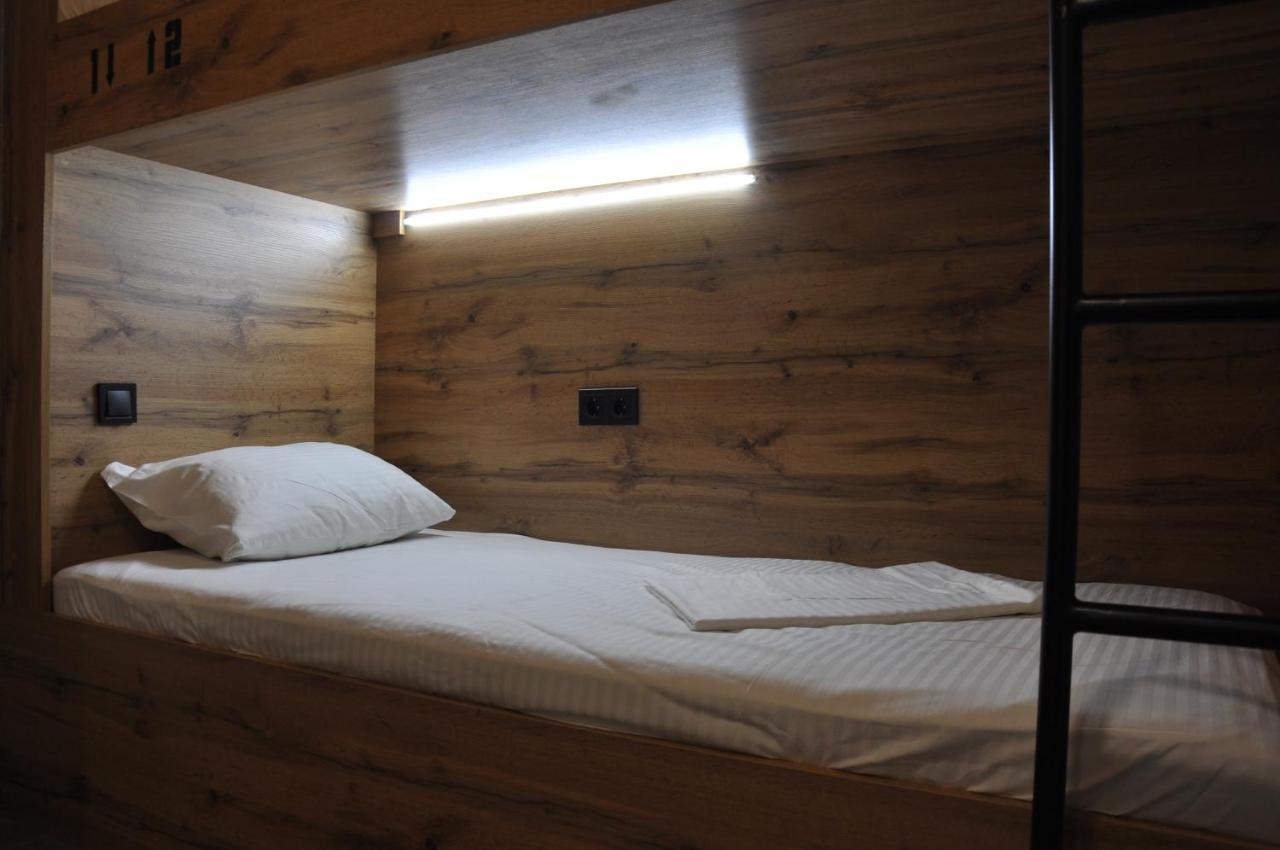 Full House Capsule Hostel Riwne Exterior foto A bed in a hostel