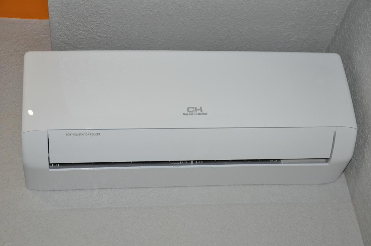 Full House Capsule Hostel Riwne Exterior foto A wall-mounted air conditioner