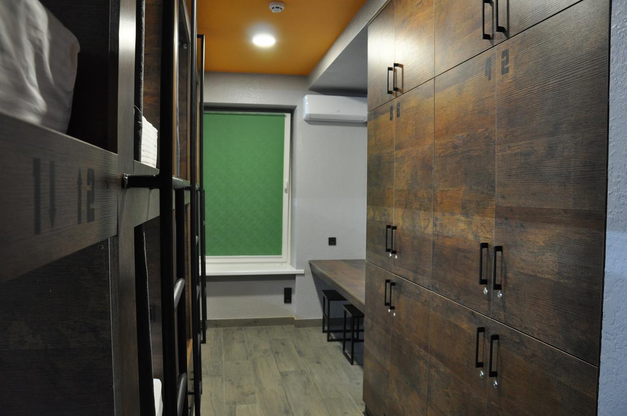 Full House Capsule Hostel Riwne Exterior foto A typical student bedroom