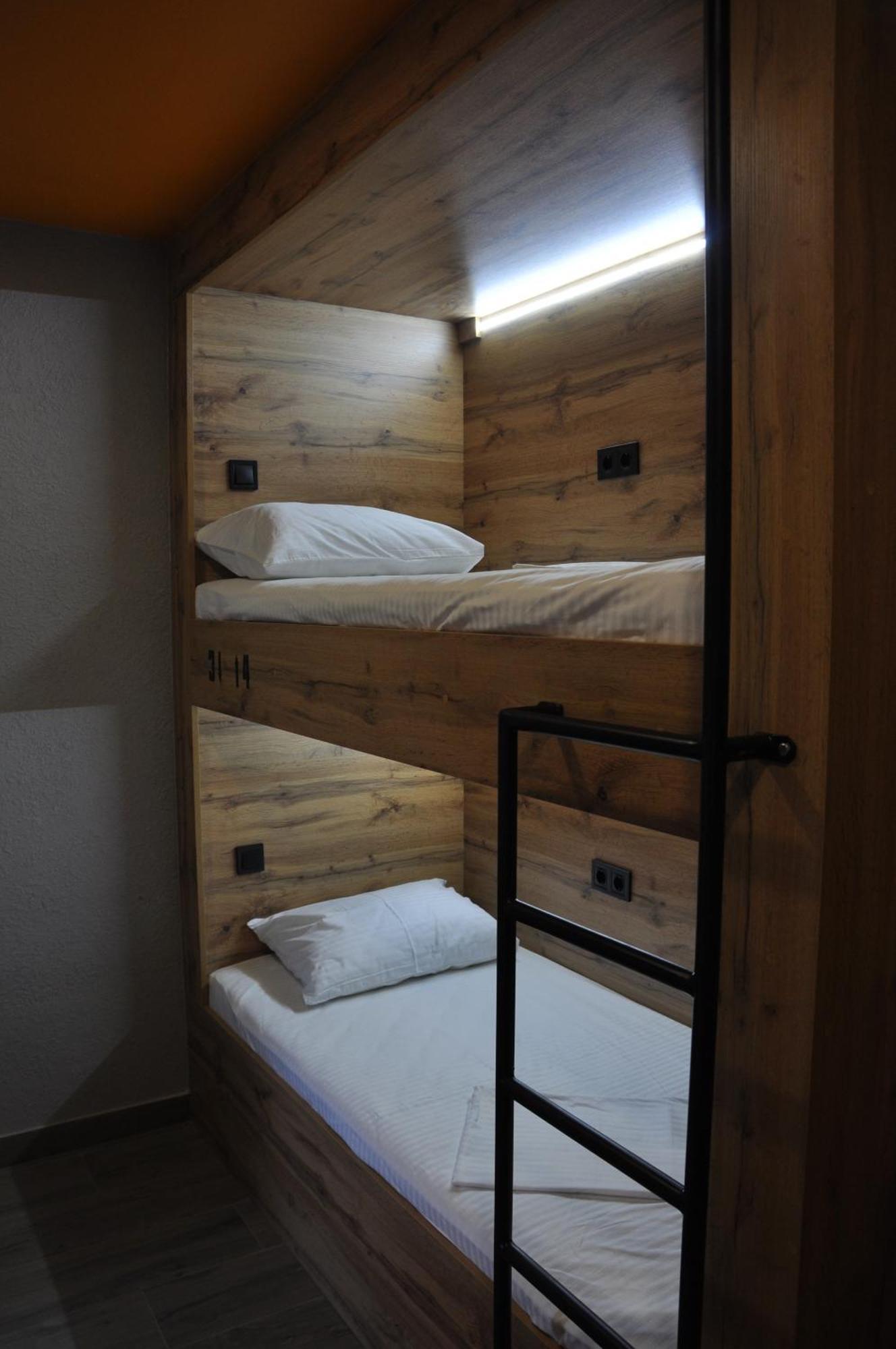 Full House Capsule Hostel Riwne Exterior foto Hostel beds