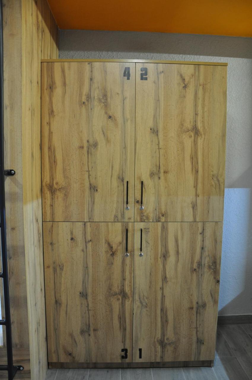Full House Capsule Hostel Riwne Exterior foto A wooden armoire