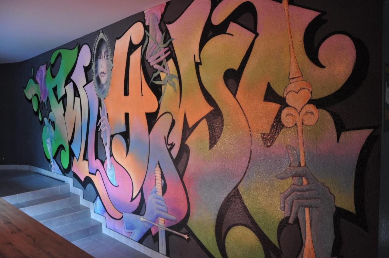 Full House Capsule Hostel Riwne Exterior foto A mural by the artist