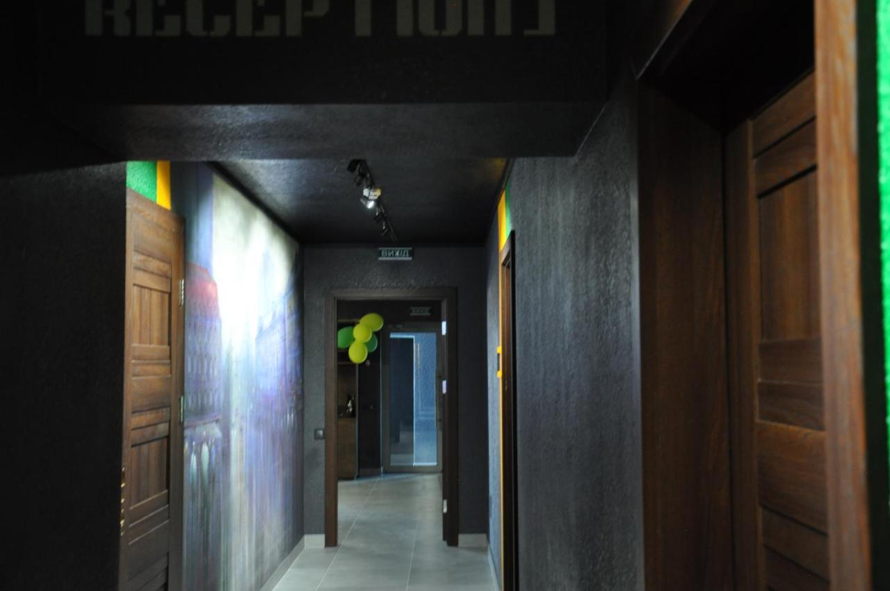 Full House Capsule Hostel Riwne Exterior foto A corridor in a love hotel in Tokyo