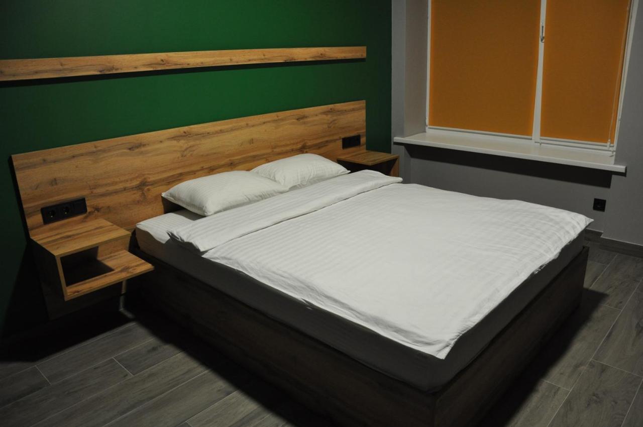 Full House Capsule Hostel Riwne Exterior foto A bed